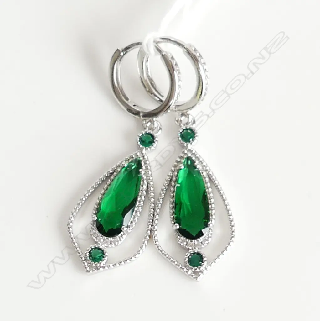 PR FAUX EMERALD & SILVER PLATED DROP EARRINGS  Image 1++