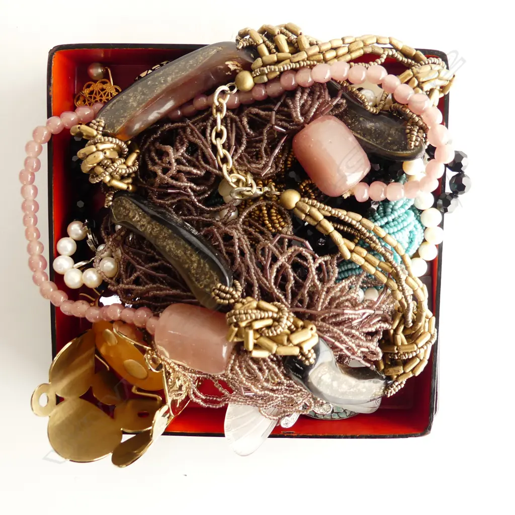 BOX ASST. COSTUME JEWELLERY INCL. 3 RINGS, NECKLACES ETC Image 1++