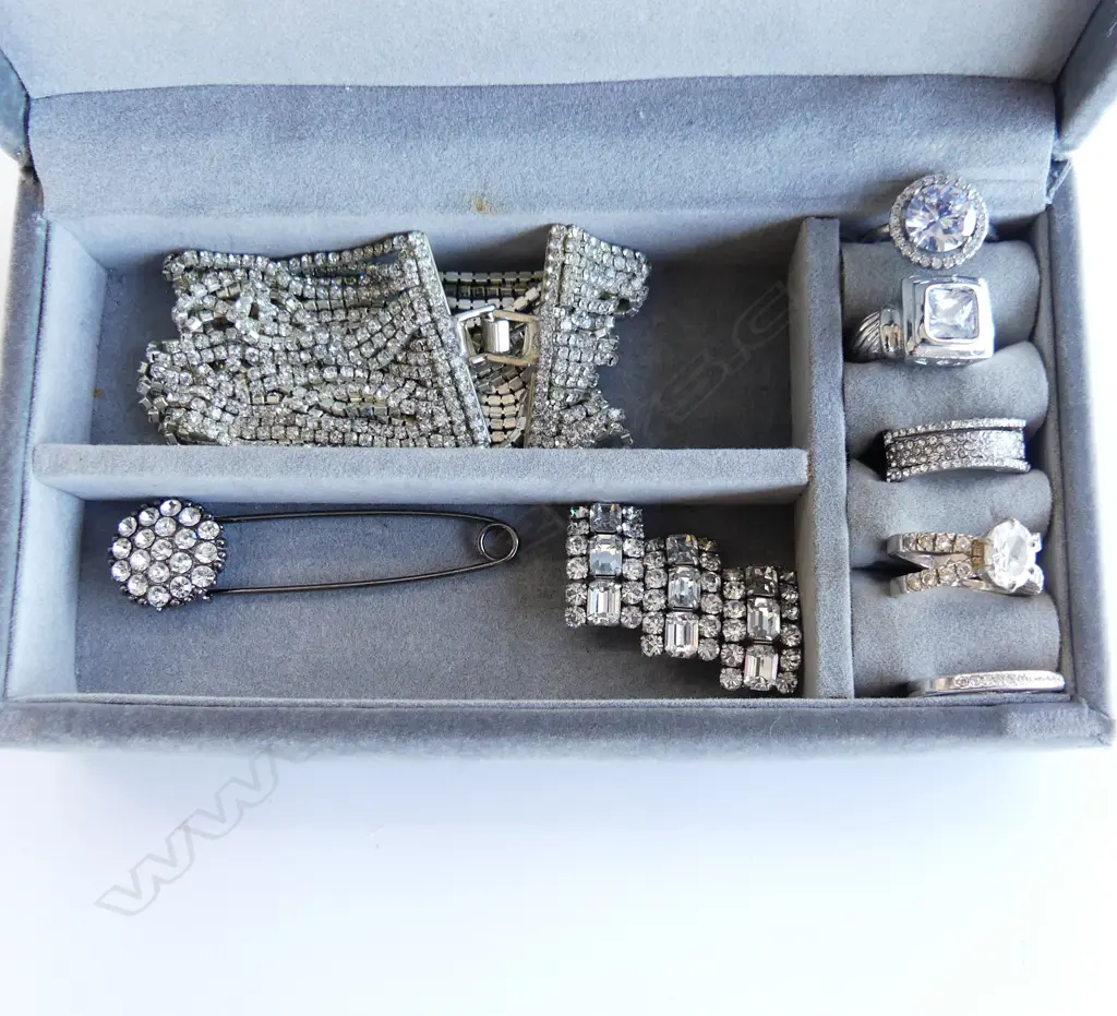 ASST CRYSTAL & DIAMANTE JEWELLERY; BRACELET, 5 RINGS, PIN & BROOCH Image 1++