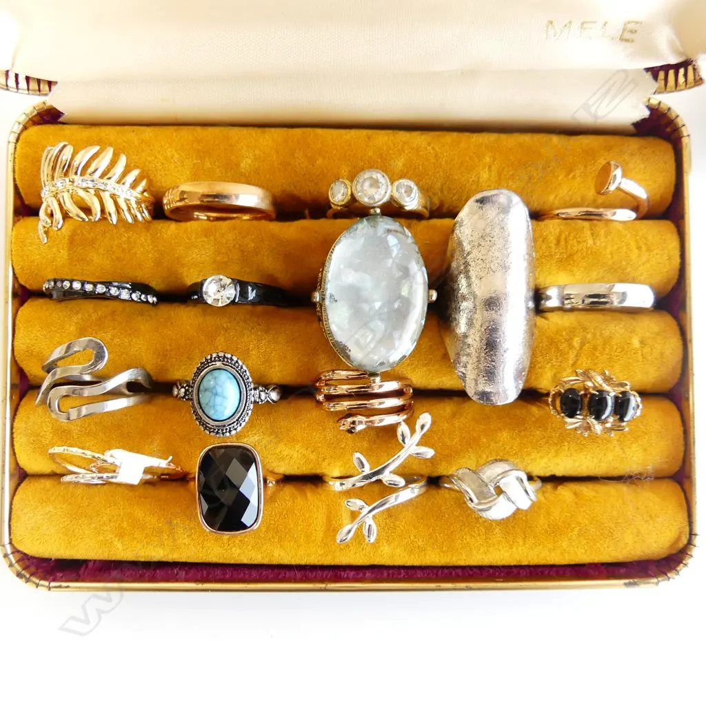 BOX 18 ASST COSTUME JEWELLERY RINGS  Image 1++