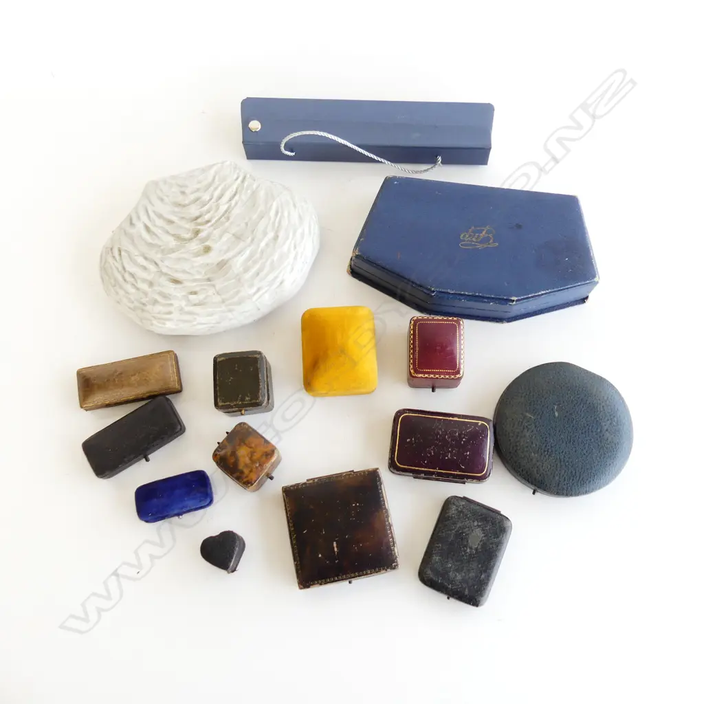 ASST. VINTAGE JEWELLERY BOXES (WORN) Image 1++