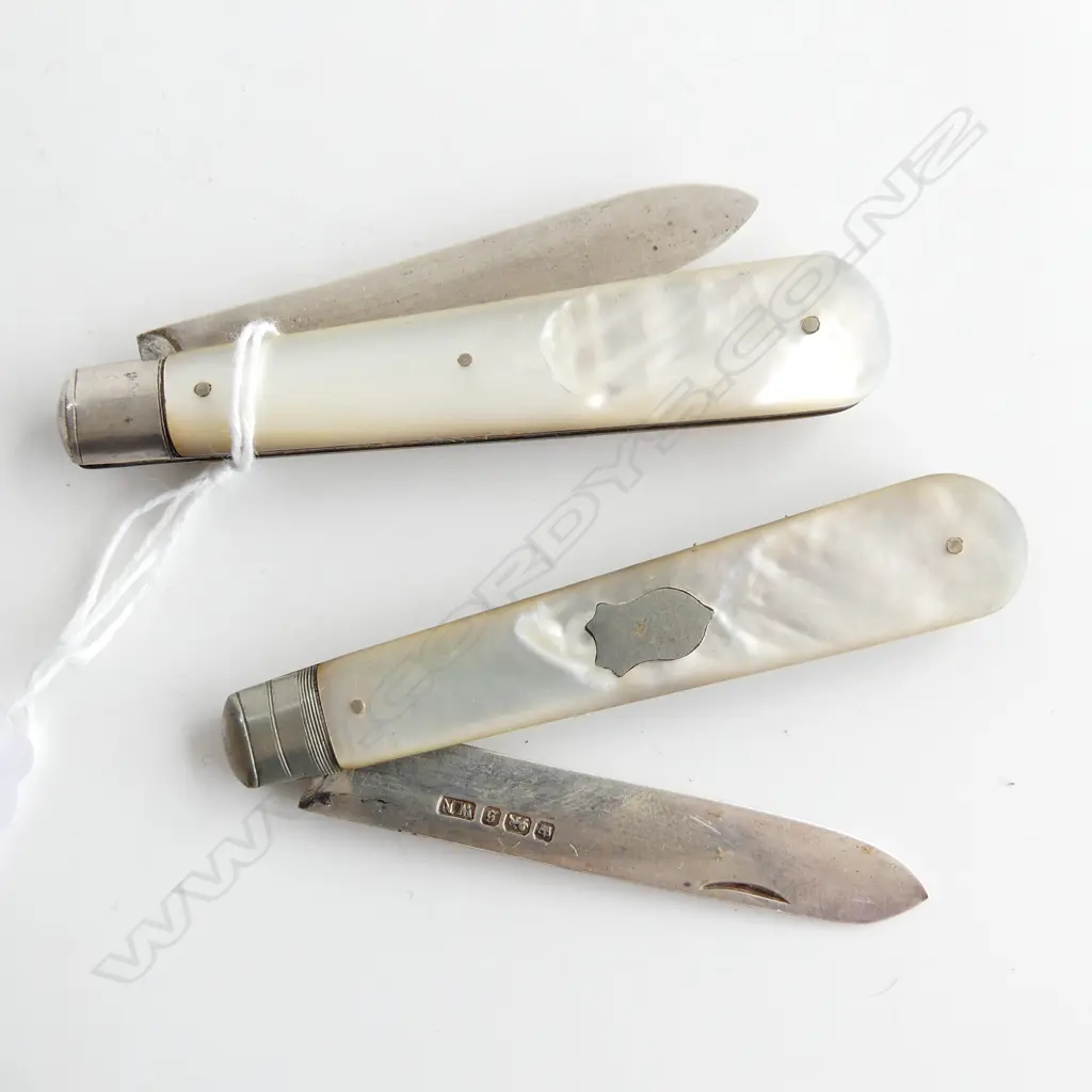 TWO STERLING SILVER & MOTHER OF PEARL POCKET KNIVES SHEFFIELD 1910, SHEFFILED 1925 L. 85MM Image 1++