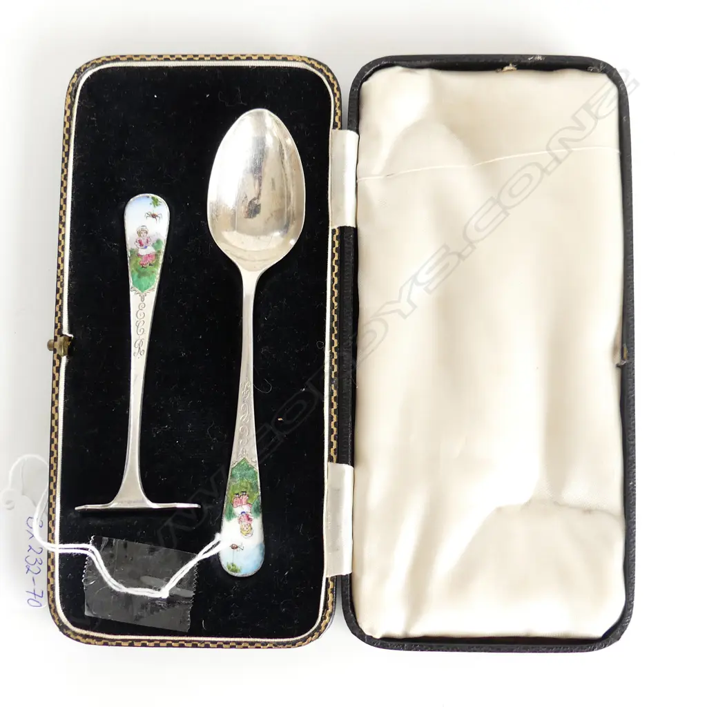 VINTAGE CASED CHILDS STG SILVER & ENAMEL SPOON & FOOD PUSHER, 42GMS  Image 1++