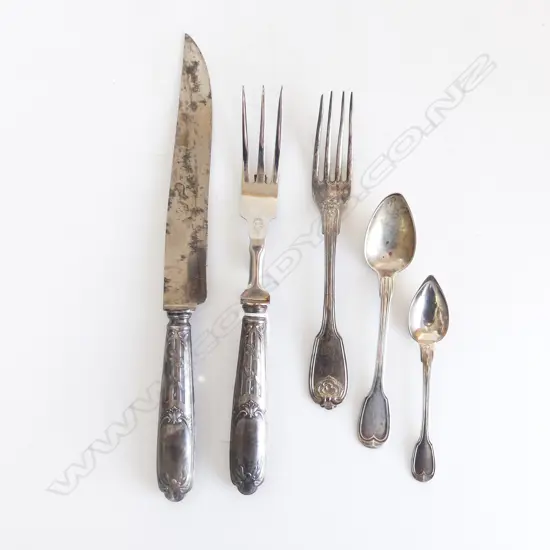 5 PCES FRENCH SILVER CUTLERY; FORK, SPOON & TEASPOON 140 GRAMS + CARVING SET