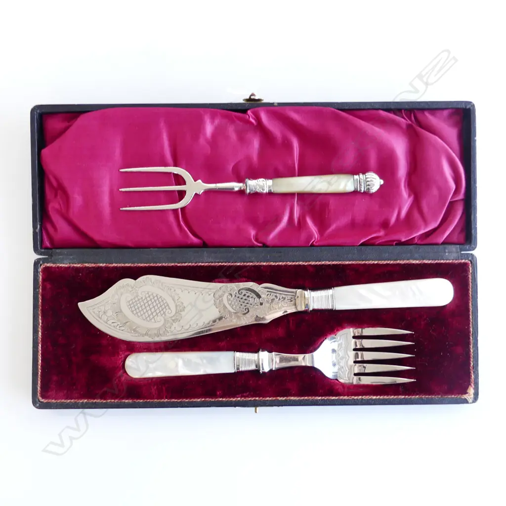 ANTIQUE 2 PCE FISH SERVING SET, MoP HANDLES, CASED + FORK Image 1++