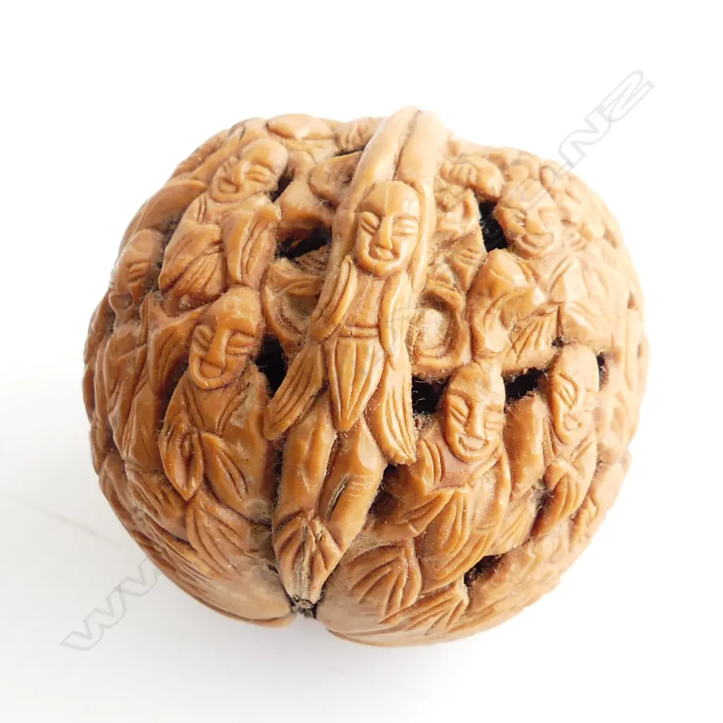 VINTAGE CARVED CHINESE WALNUT DEPICTING MALE FIGURES AND ANIMALS L. 45MM Image 1++