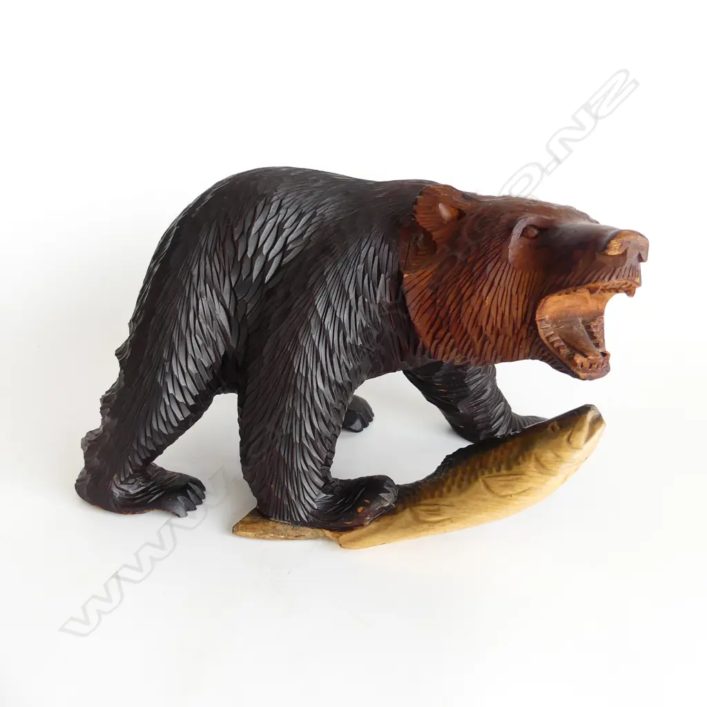 CARVED WOOD GRIZZLY BEAR TRAPPING A SALMON W.312mm Image 1++