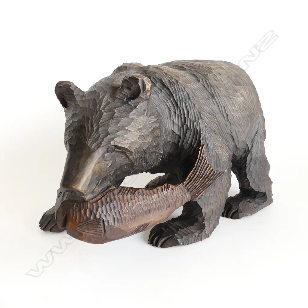 CARVED WOOD GRIZZLY BEAR TRAPPING A SALMON W.312mm. Image 1++