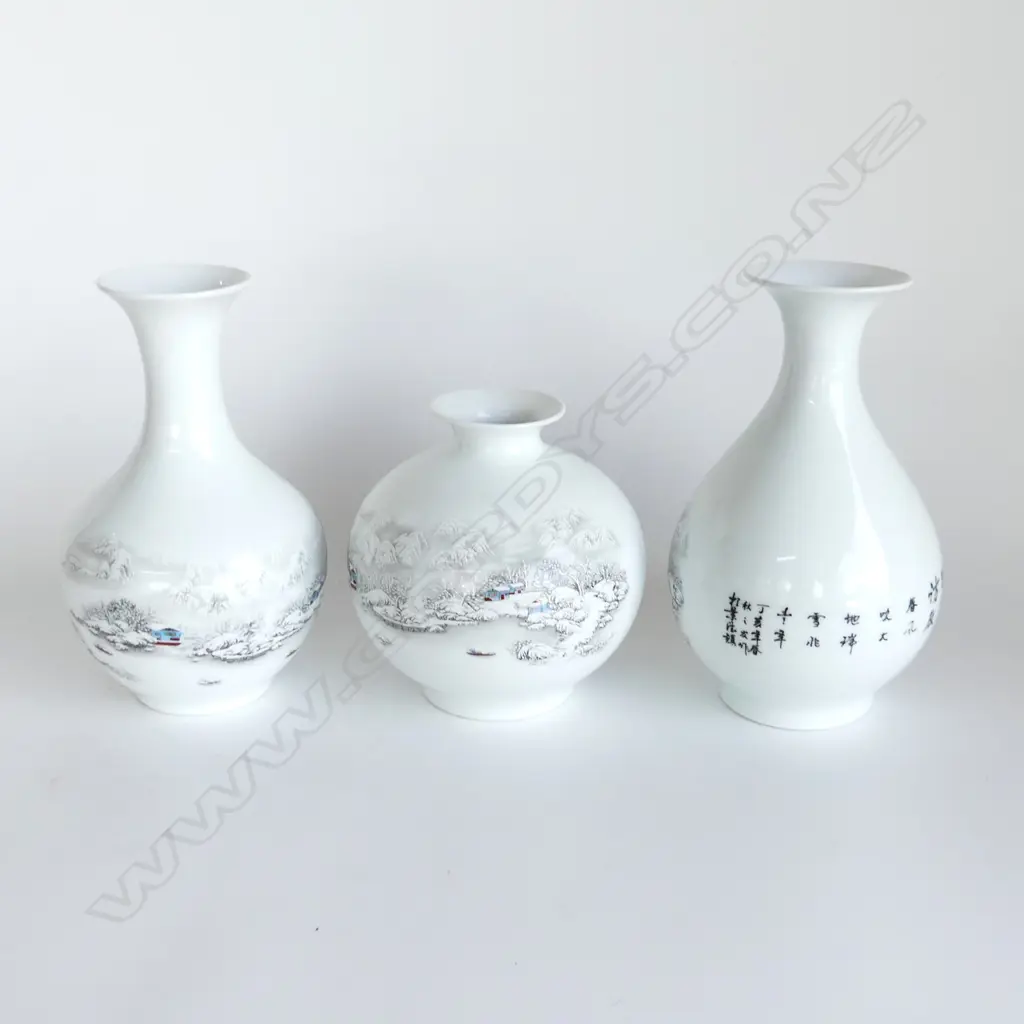 3 WHITE CHINESE VASES w. SNOWY LANDSCAPE DESIGN H.230mm Image 1++