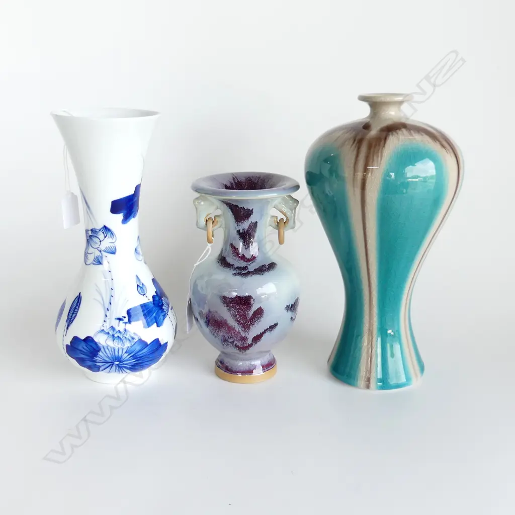 3 CHINESE VASES; B/W, CAPTURED HANDLES, BLUE GLAZE H.290mm Image 1++