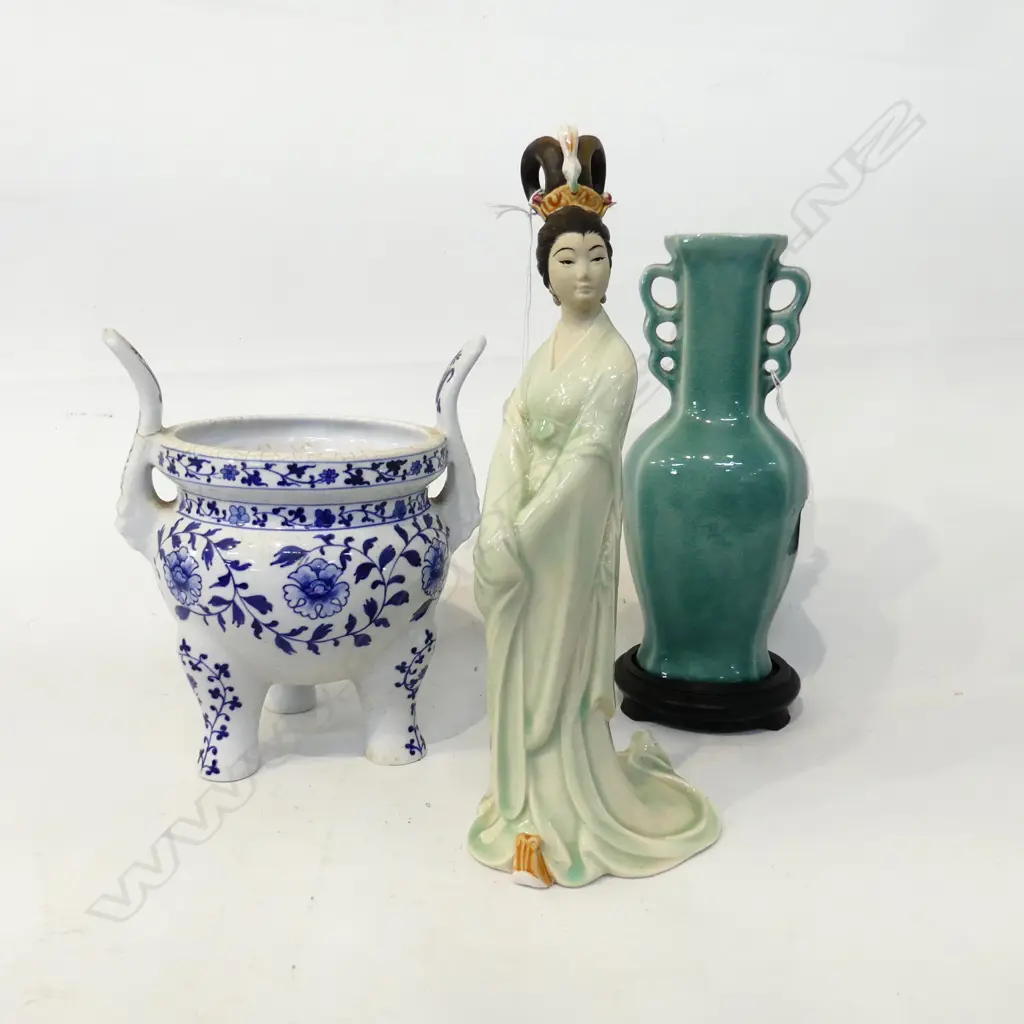 3 PCES ORIENTAL CERAMICS; B/W BURNER (REPAIR), CELADON VASE, FIGURE H.300mm Image 1++