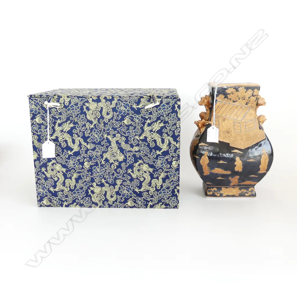 BLACK ORIENTAL VASE, H.260mm, BOXED Image 1++