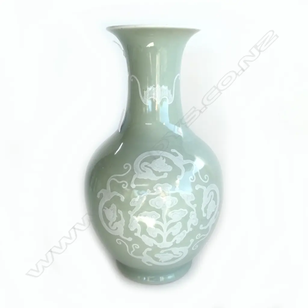 LG CHINESE CELADON VASE DECORATED w. MUSHROOMS, DRAGONS & BATS H.400mm Image 1++