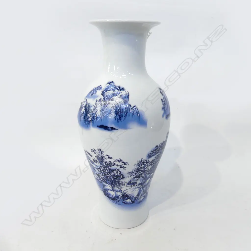 WHITE CHINESE VASE DECORATED w. BLUE LANDSCAPE H.355mm Image 1++