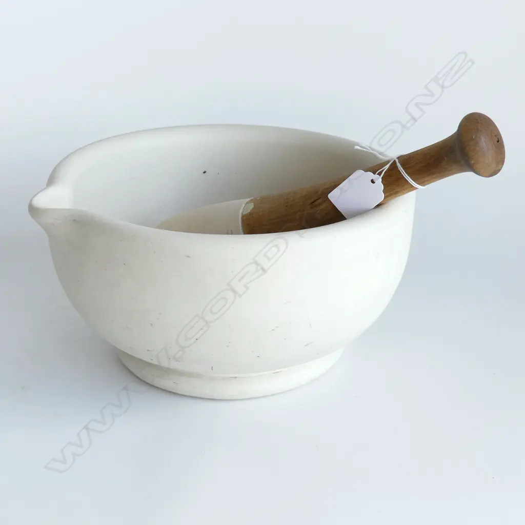 SIZE 8 PESTLE AND MORTAR Image 1++