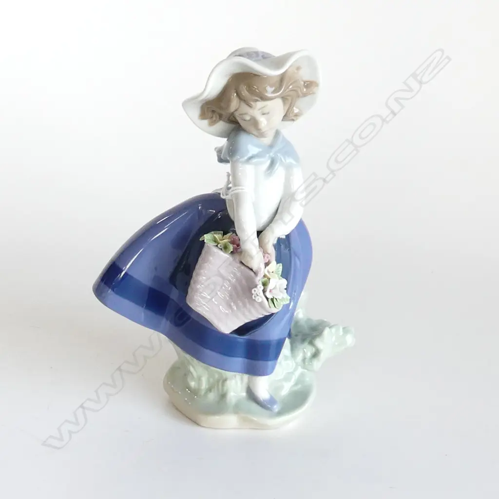 LLADRO #5222 GIRL w. FLOWER BUCKET H.180mm very minor chips to leaves Image 1++