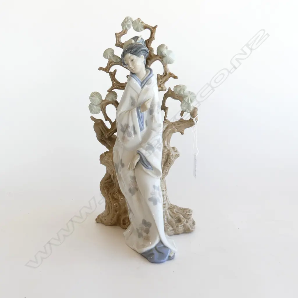 LLADRO #4807 JAPANESE WOMAN H.310mm damage to hand Image 1++