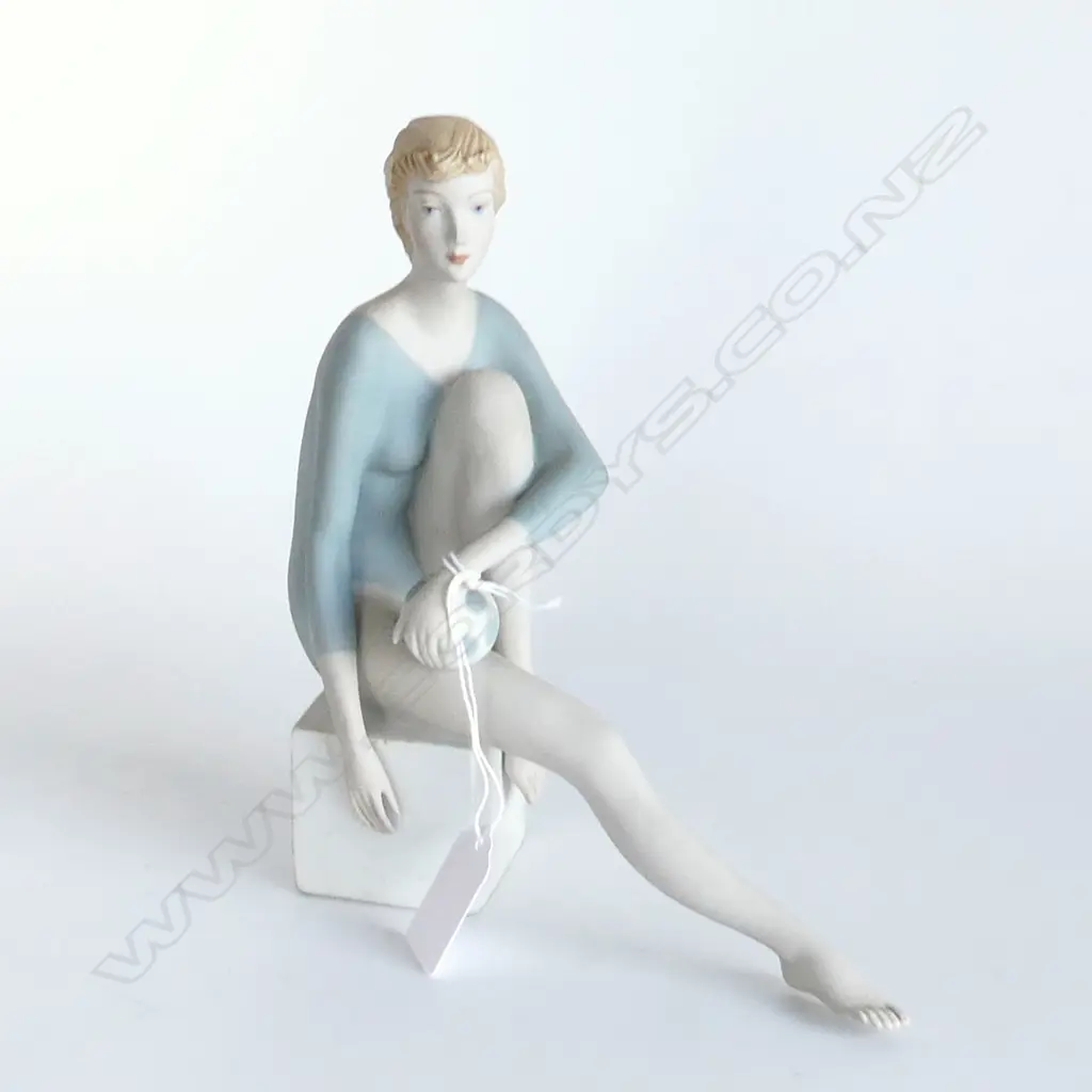 ROYAL DUX GYMNAST w. BALL FIGURINE H.195mm Image 1++