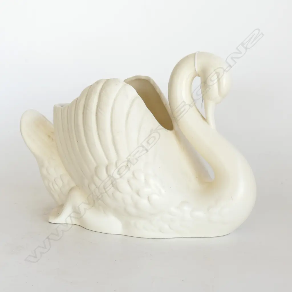 LG CROWN LYNN  SWAN, 1950s MARK TO BASE, OLD TRANVERSE HAIRLINE TO BASE (STILL RINGS TRUE), 30 x 220mm Image 1++