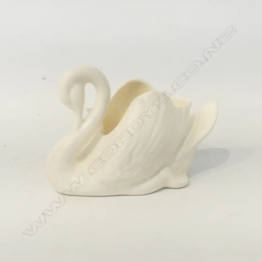 SM CROWN LYNN SWAN, 1950S CROWN MARK,  SLIGHT FRIT TO TAIL INTERNAL CRAZING, 150 x 100mm Image 1++