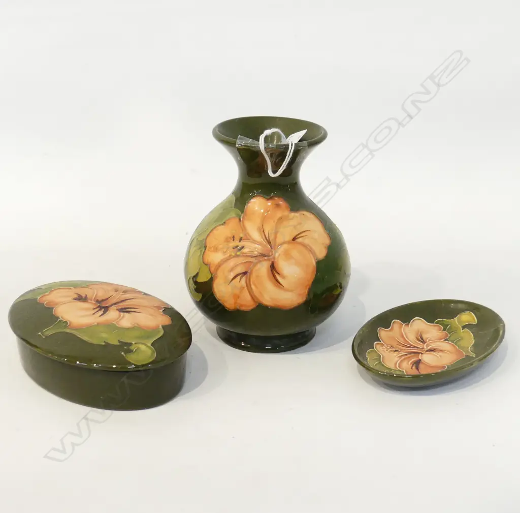 3 PCES MOORCROFT HIBISCUS; 2 OVAL DISHES (1 REPAIRED, 1 LIDDED) + VASE H.130mm Image 1++