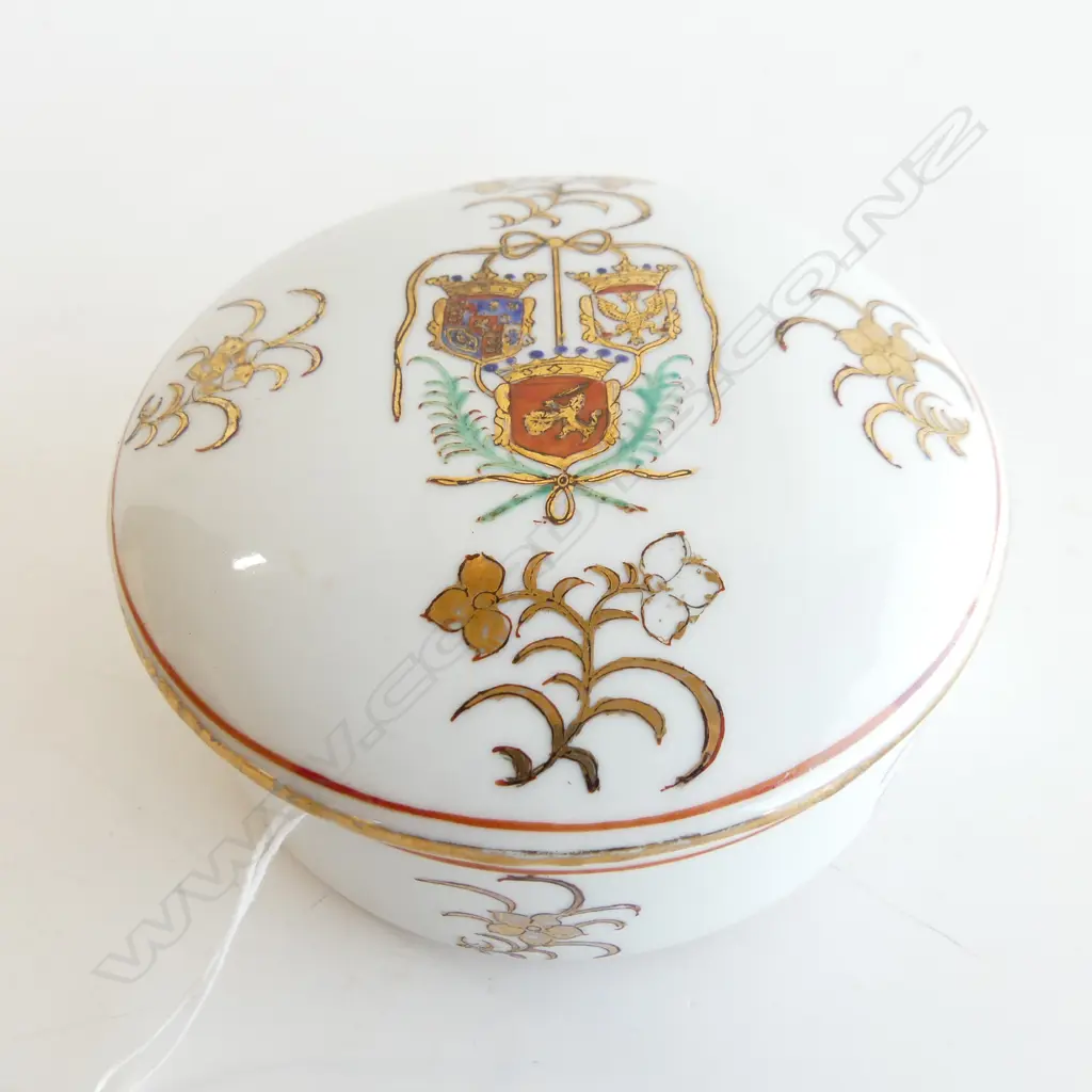 19th C? AMORIAL PORCELAIN ROUND LIDDED BOX, DIA 125mm Image 1++