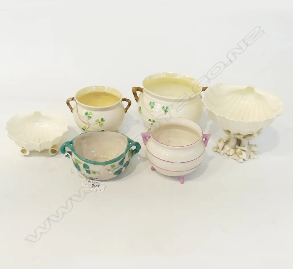 6 PCES BLACK LABEL BELLEEK; 4 COULDRONS (1 w. HAIRLINE) + 2 SHELL DISHES (LARGER AF H.110mm)) Image 1++