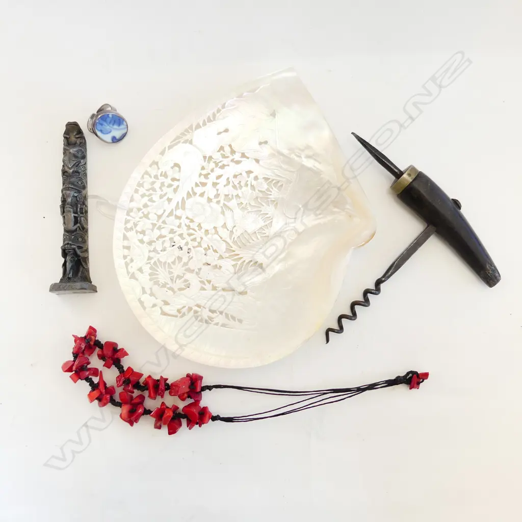 5 PCES; CORK SCREW, DYED RED CORAL? NECKLACE, CARVED MoP SHELL, 925 RING, TOTEM H.105mm Image 1++