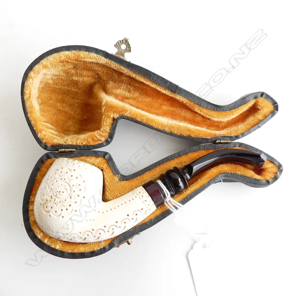 ANTIQUE MEERSCHAUM PIPE WITH INTRICATE CARVING IN CASE L. 150mm Image 1++