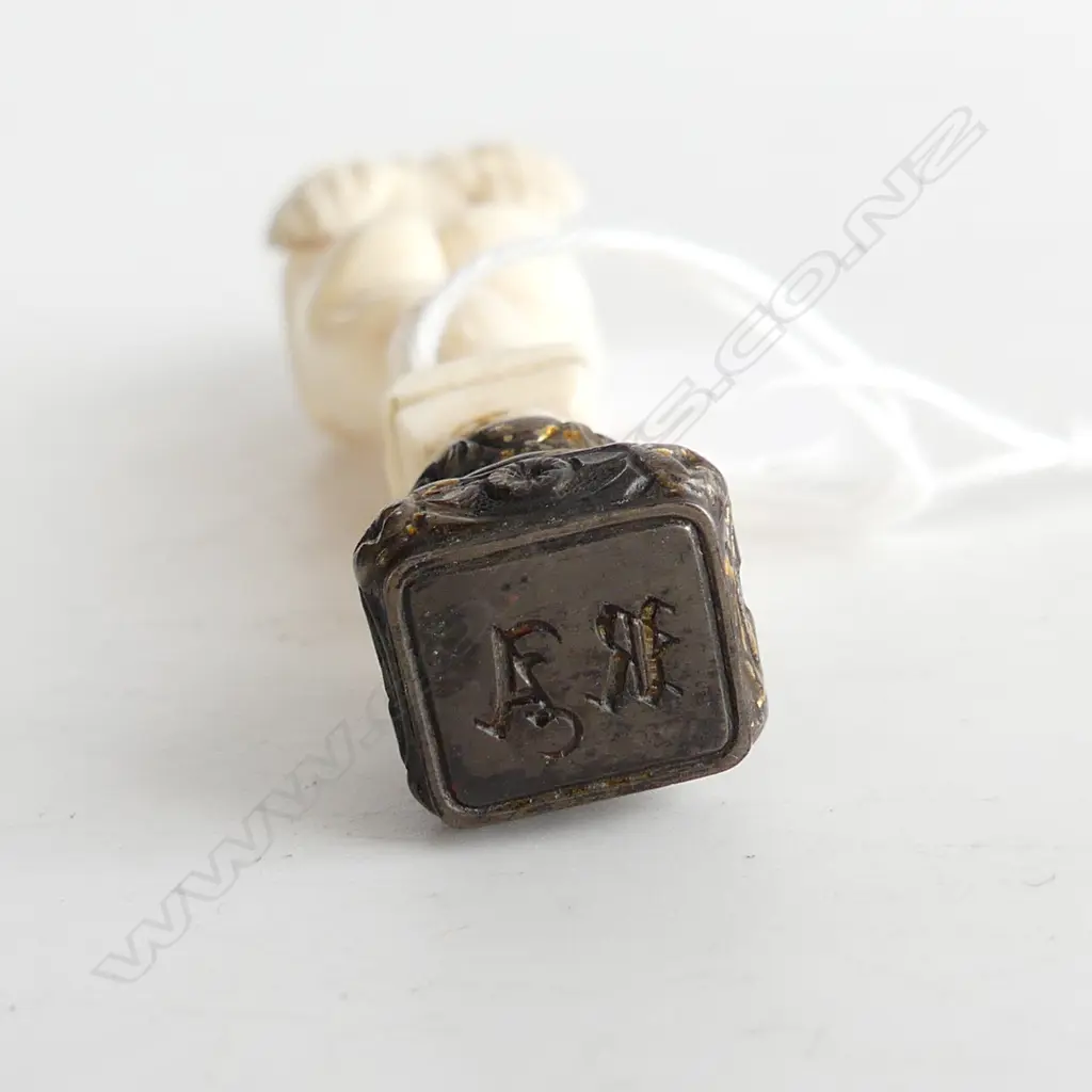 IVORY CARVED ANGEL SEAL H.85mm Image 1++