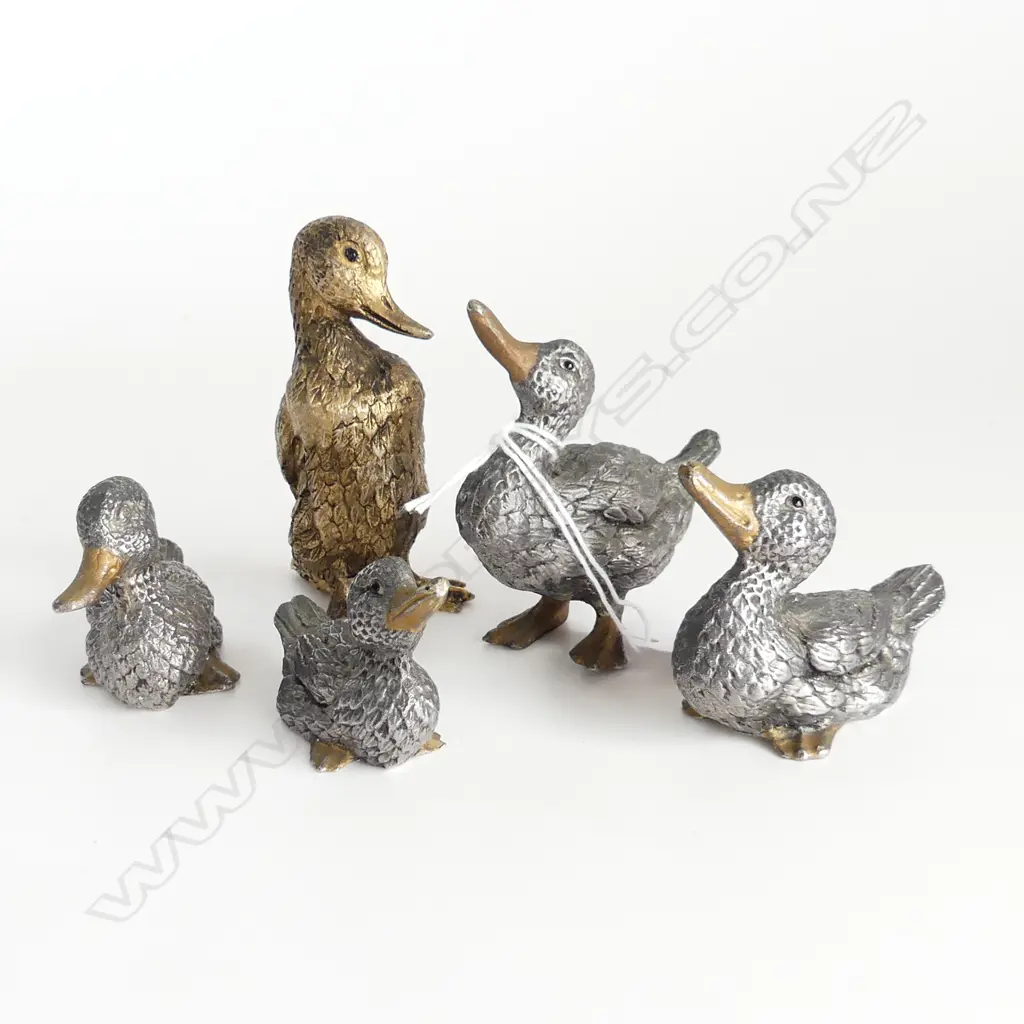 family of 5 VINTAGE HEAVY CAST METAL DUCKS Image 1++