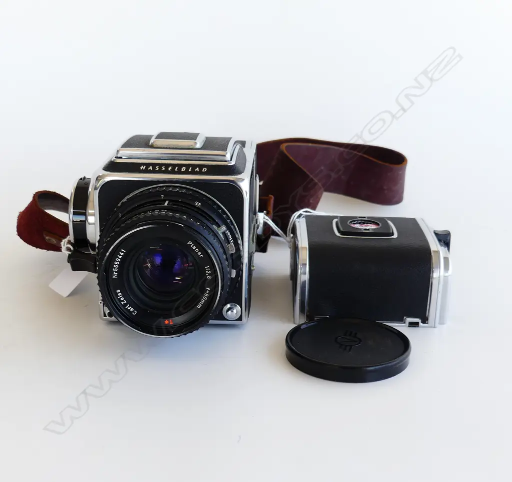 VINTAGE HASSELBLAD 500C/M FILM CAMERA w. LEATHER STRAP + COMPONENT Image 1++