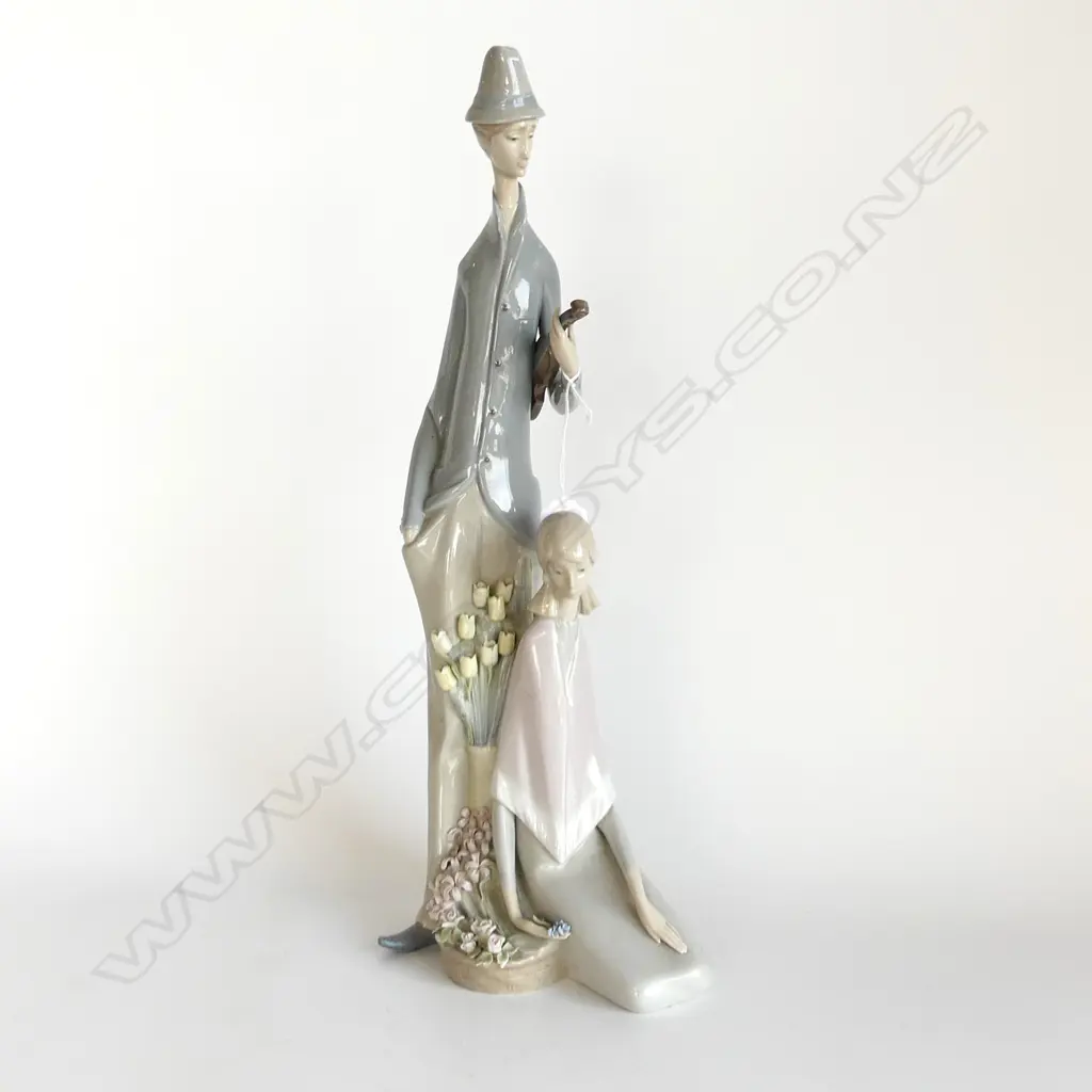 TALL LLADRO FIGURINE; MAN w. VIOLIN, SEATED WOMAN H.450mm damage to flowers Image 1++
