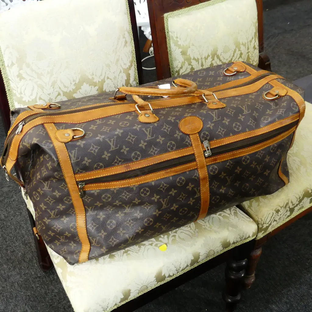 FAUX 'LOUIS VUITTON' TRAVEL BAG Image 1++