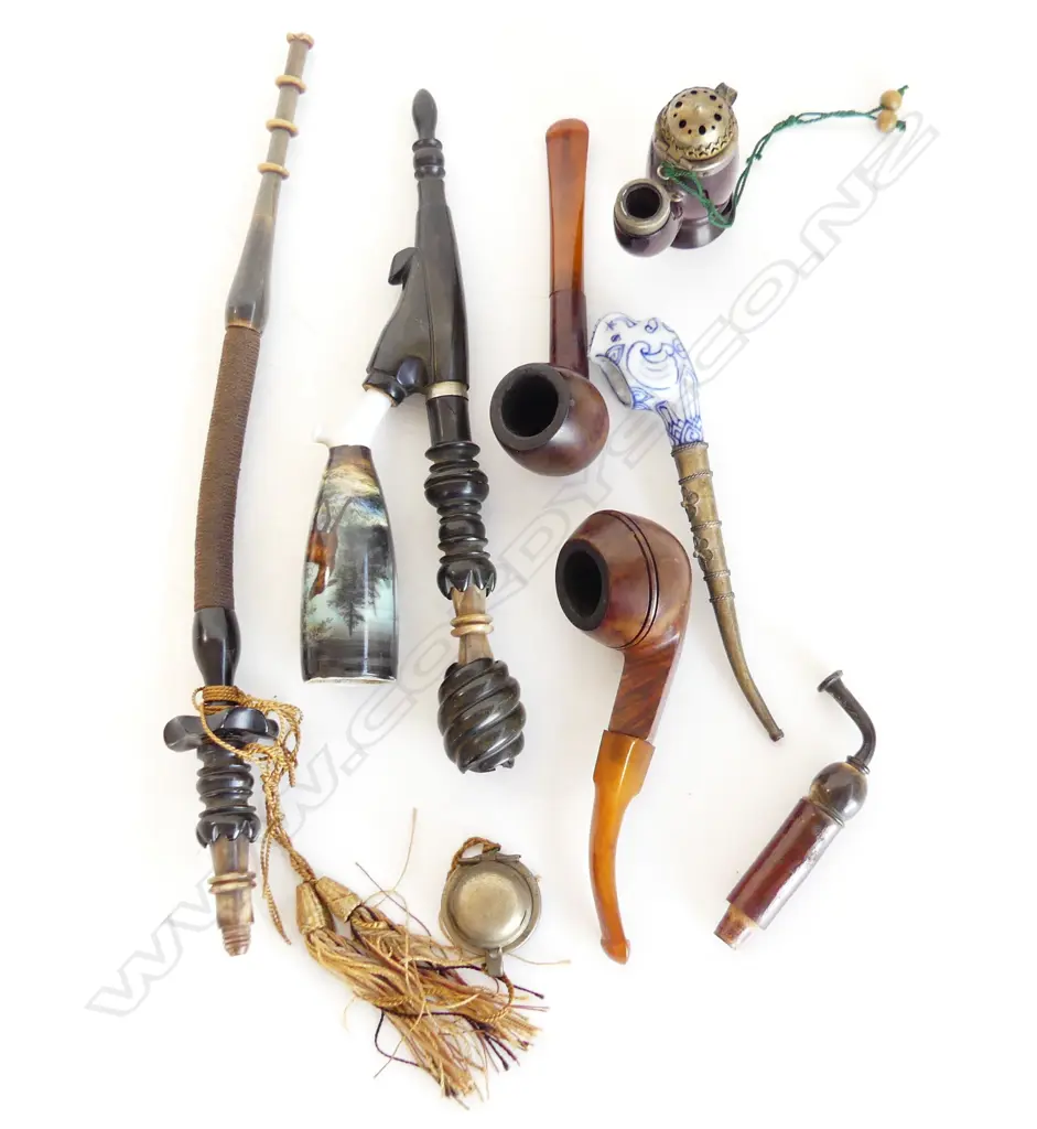 BAG OF VINTAGE PIPES AND BAVERIAN PIPES Image 1++