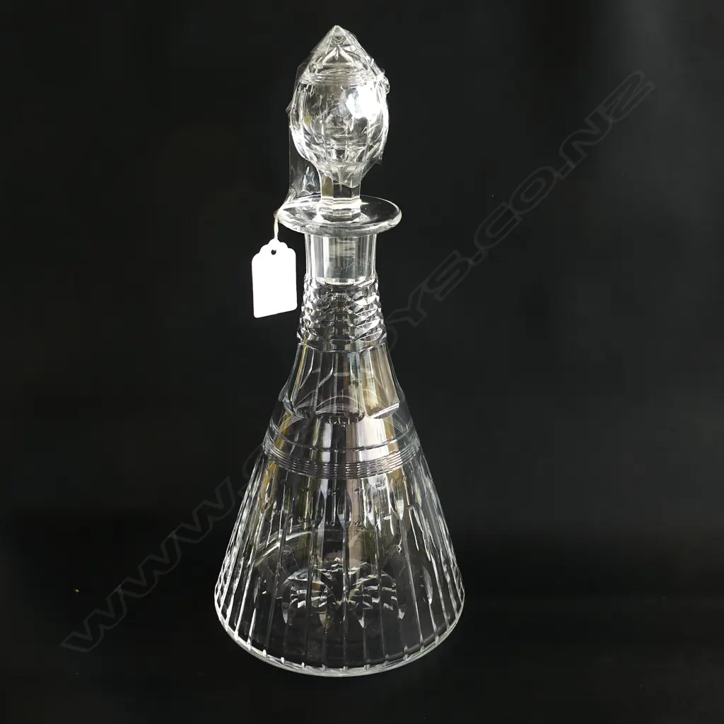 QUALITY CRYSTAL DECANTER WITH WHEEL 'SPEARCUT' DETAIL, H. 315mm Image 1++