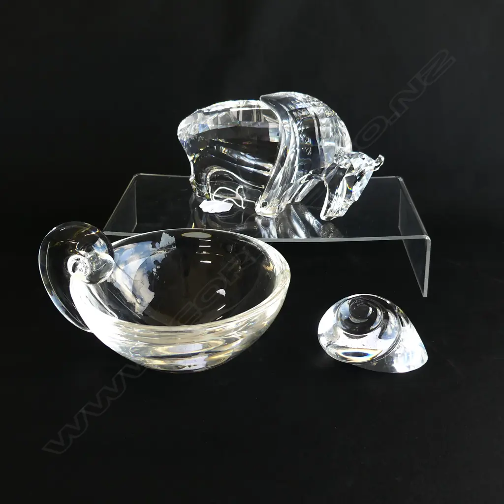 3 PCES CRYSTAL; SWAROVSKI BULL L.155mm horns chipped + 2 PCES STUEBEN; BOWL 130mm dia & SNAIL SHELL Image 1++