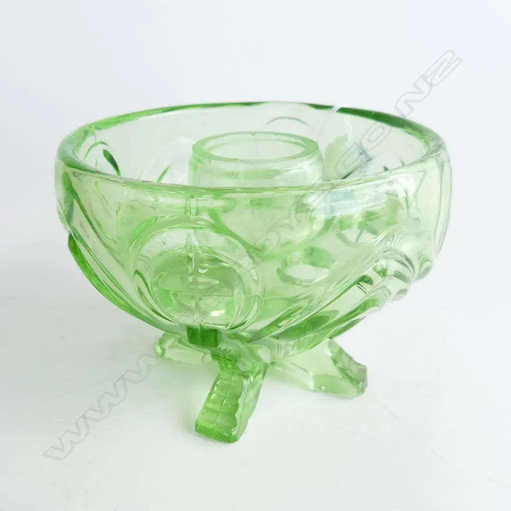 ART DECO GREEN DEPRESSION GLASS VASE ON 3 FEET WITH GLASS FLOWER FROG INSERT D. 130mm Image 1++