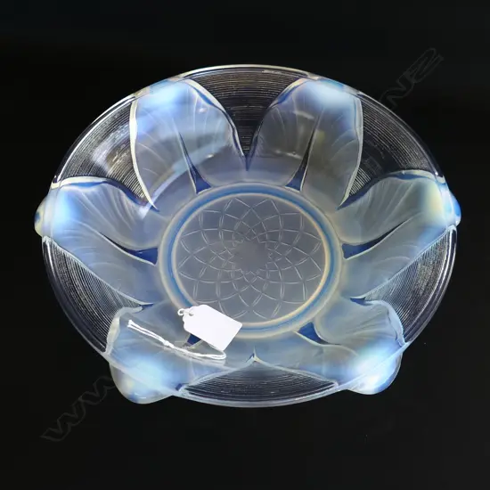 FRENCH OPALESCENT 1930S BOWL, RADIATING LEAF PATTERN, APPARENTlY UNSIGNED BUT IN THE MANNER & PERIOD OF RENE LALIQUE, Di