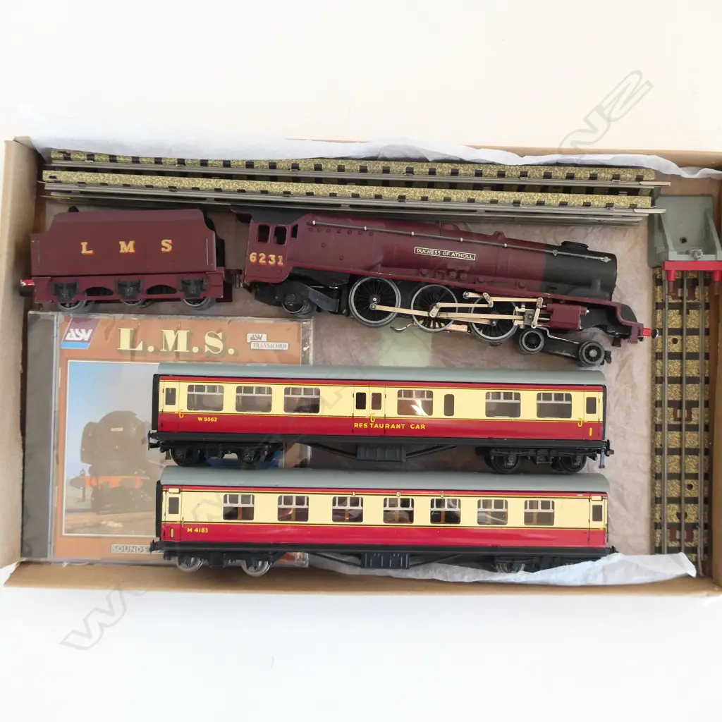 HORNBY BUBLO MODEL TRAIN; 'DUCHESS OF ATHOLL' + 2 CARRIAGES, 3 PCES TRACK + BUFFER & CD Image 1++