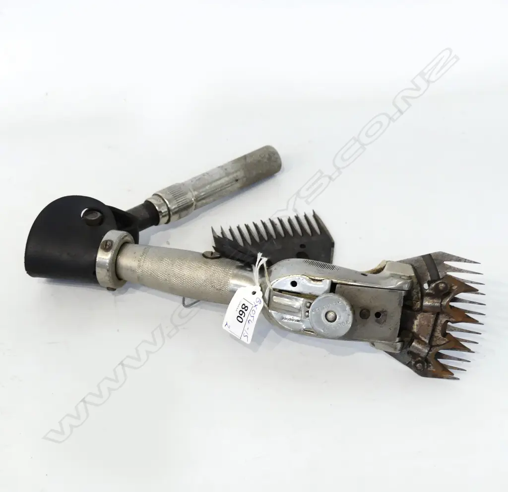 VINTAGE SHEEP SHEARING TOOL + COMBS Image 1++