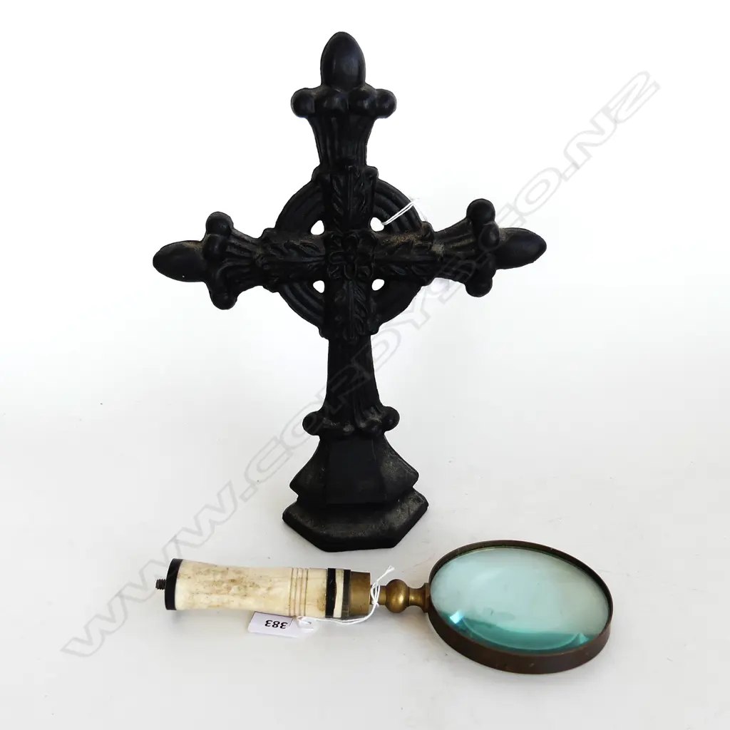 CAST IRON CROSS H.300mm + MAGNIFYING GLASS, BONE HANDLE (AF) Image 1++