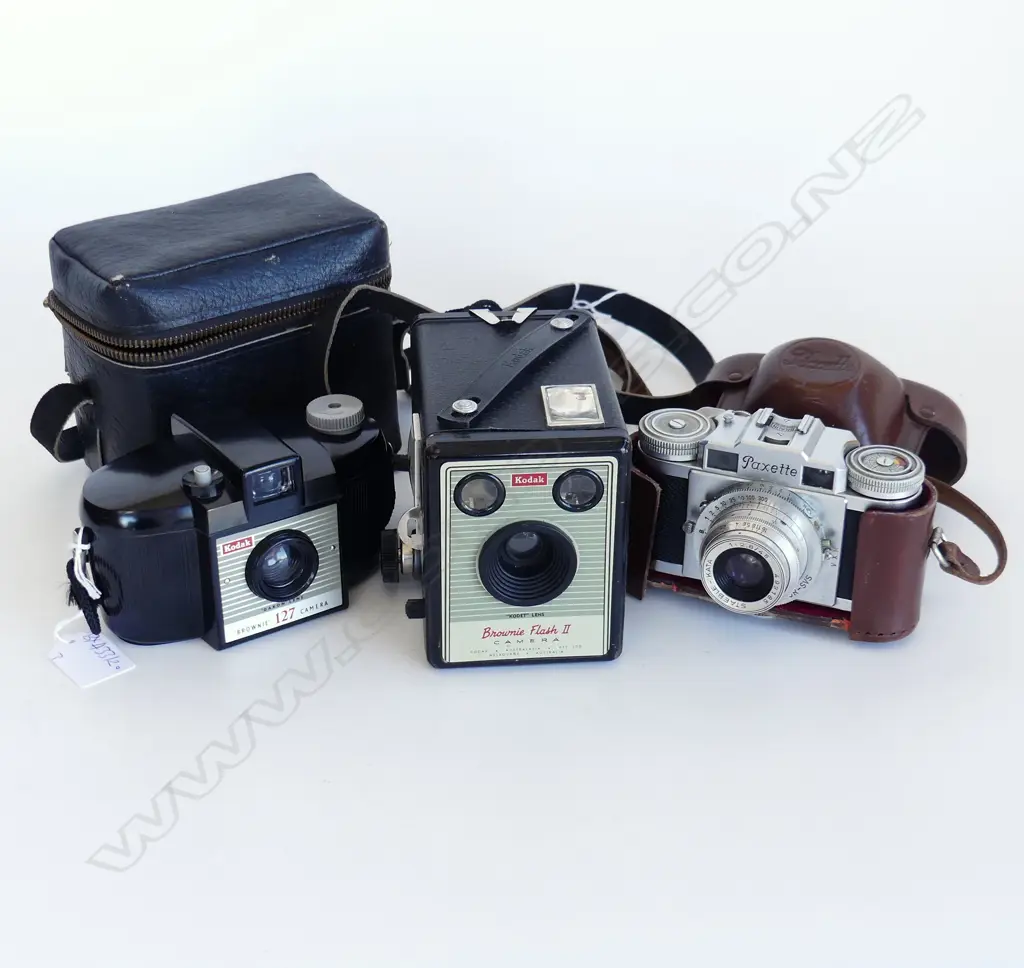 THREE VINTAGE CAMERAS; BAKELTE 127 PAXETTE AND BROWNIE FLASH 2 Image 1++