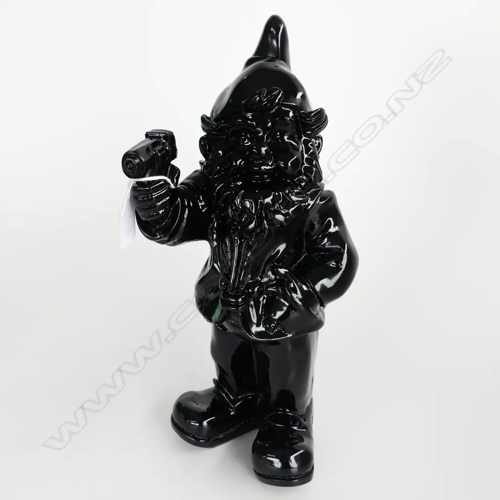 BLACK RESIN GNOME w. GUN H.305mm Image 1++