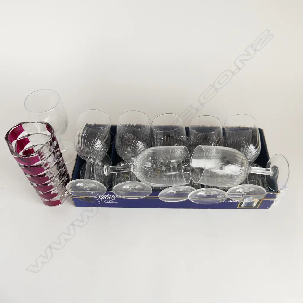 14 WINE GLASSES (8+6) + VASE H.170mm Image 1++