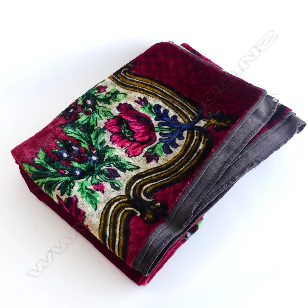 LG RED VELVET TABLE COVER Image 1++