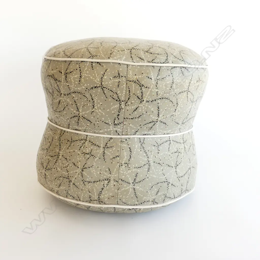 RETRO VINYL COVERED POUFFE, DIA 380mm Image 1++