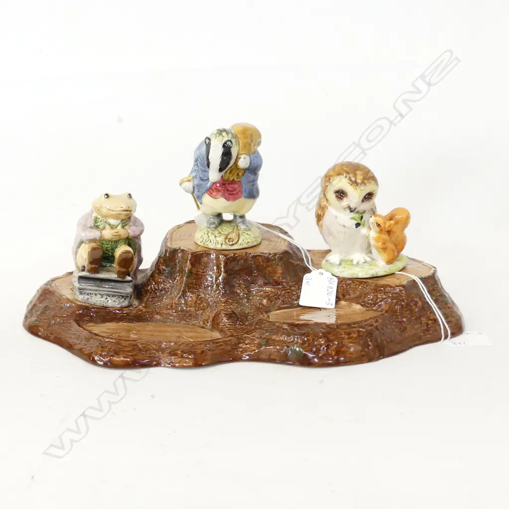 3 BESWICK BEATRIX POTTER FIGURINES ( MR JACKSON, OLD MR BROWN & TOMMY BROCK + STAND (L. 310mm) Image 1++