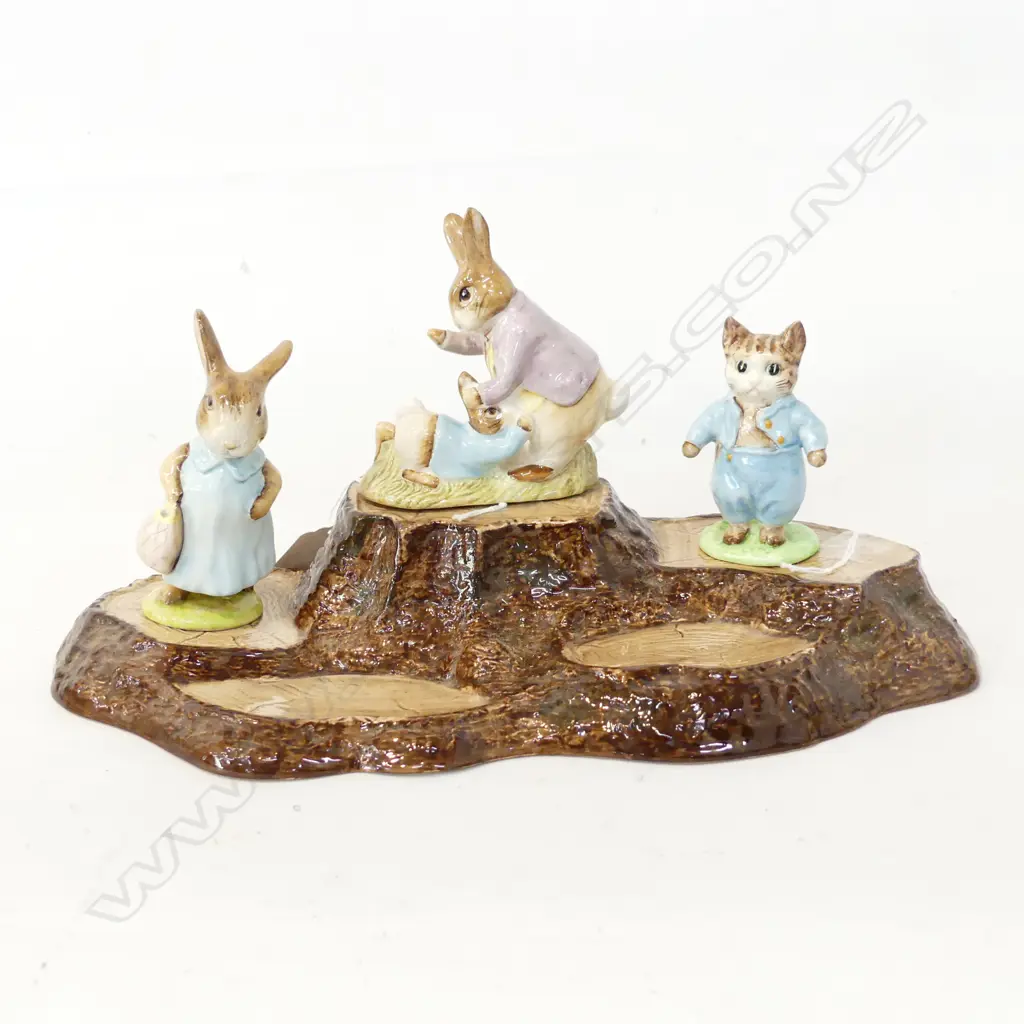 3 BESWICK BEATRIX POTTER FIGURINES (BENJAMIN BUNNY & PETER RABBIT, MRS FLOPSY BUNNY & TOM KITTEN) + STAND (L. 310mm) Image 1++