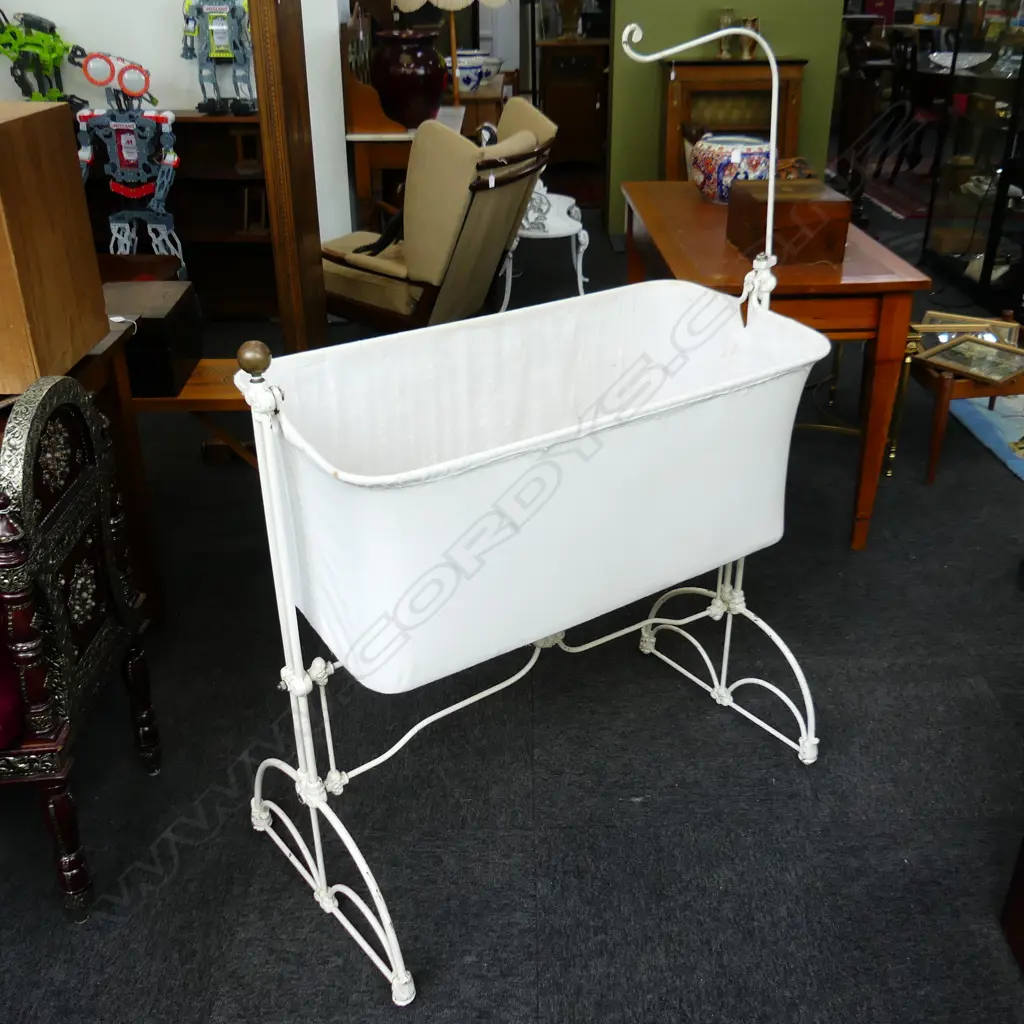 VICTORIAN BASSINET 970x510x1350mm Image 1++
